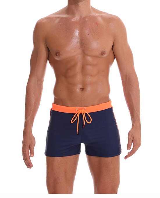 Man met donkerblauwe zwembroek met oranje tailleband en trekkoord.