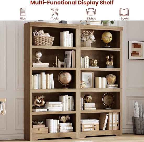 Houten boekenkast met 10 open vakken, gevuld met boeken, manden en decoratieve objecten.