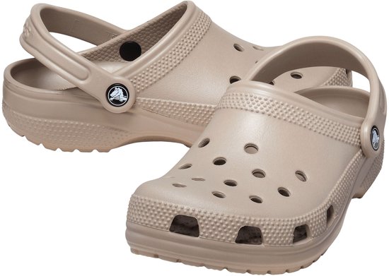 Twee taupekleurige Crocs, één met de band naar achteren geklapt en één met de band naar voren.