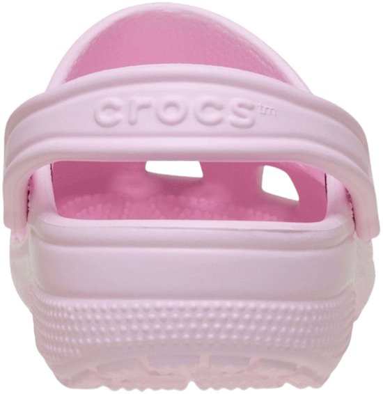 Achterkant van een lichtroze Crocs Classic instapper met Crocs-logo op de band.