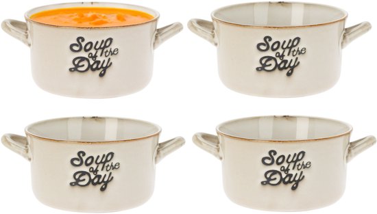 Vier crème-kleurige soepkommen met twee oren. Eén kom is gevuld met oranje soep. Alle kommen hebben de tekst 'Soup of the Day'.