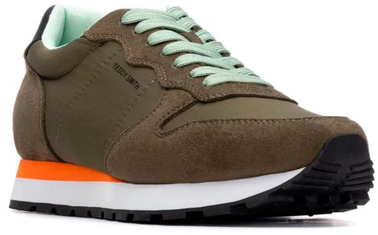 Groene sneaker met mintgroene veters en een oranje accent op de witte zool. Teddy Smith logo op de zijkant.