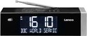 Zwarte Lenco wekkerradio met DAB+ logo, tijd '16:10', zender 'BBC WORLD SERVICE' en een zilverkleurige rand.