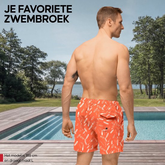 Man van achteren gezien in oranje zwembroek met surfplankenprint bij een zwembad. Het model is 188 cm en draagt maat L.