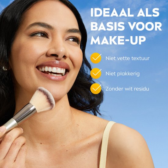 Vrouw met make-up kwast brengt product aan. Ideaal als basis voor make-up, niet vettig.