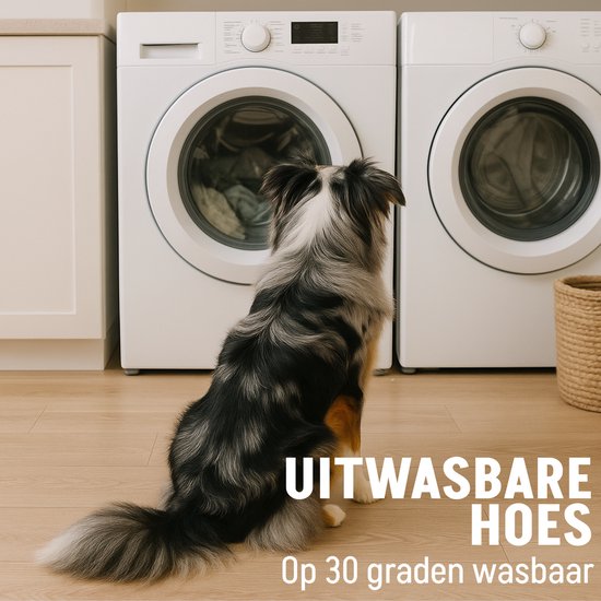 Australische herder zit voor wasmachines met tekst 'UITWASBARE HOES Op 30 graden wasbaar'.
