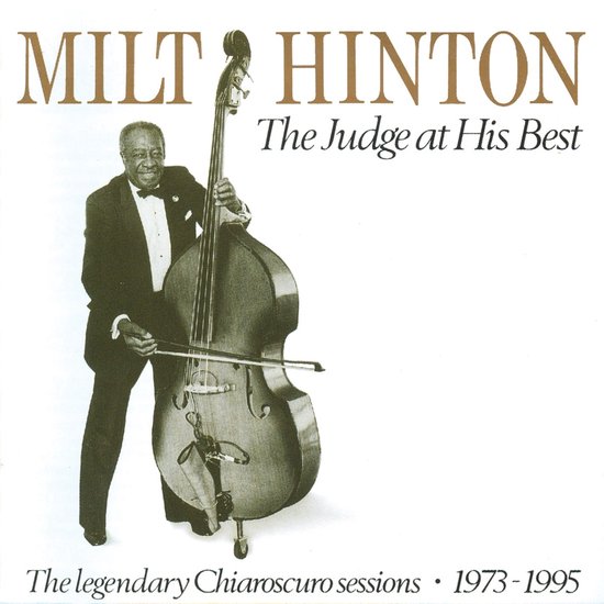 Milt Hinton in smoking met contrabas op de albumhoes 'The Judge at His Best' met teksten uit 1973-1995.