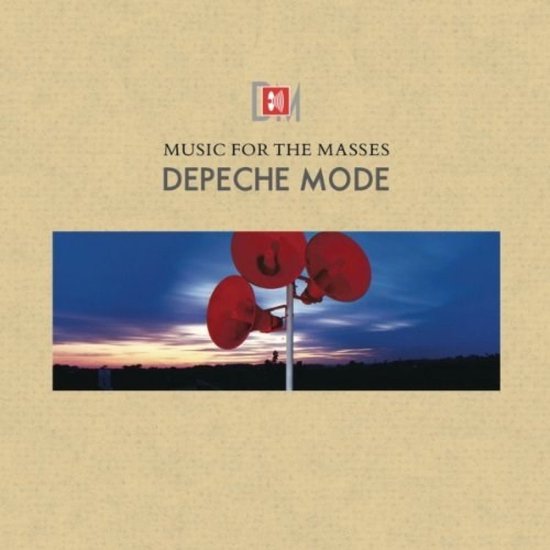Albumhoes met de titel "Music For The Masses" van Depeche Mode, met drie rode luidsprekers tegen een zonsondergang.