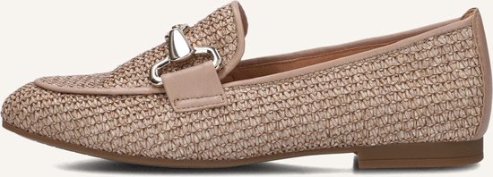 Beige gevlochten loafer met leren rand en zilverkleurige gesp aan de zijkant.