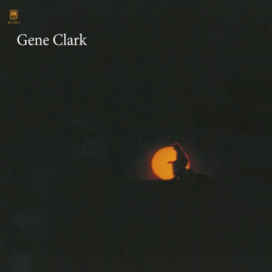Silhouet van een persoon op een heuvel tegen een feloranje zonsondergang. Gene Clark staat in witte letters.
