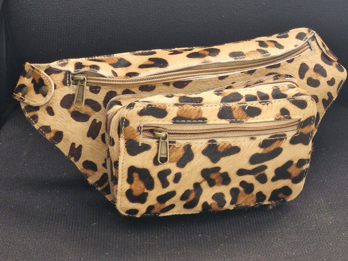 Koeienhuid Heuptas / Crossbody / Fanny Pack - Luipaard print - (B x H x D) ca. 28 cm x 15 cm x 9 cm - Let op: allen maten zijn BUITENMATEN van de tas. Aan de binnenkant is elke tas ca. 1 - 1,5 cm kleiner