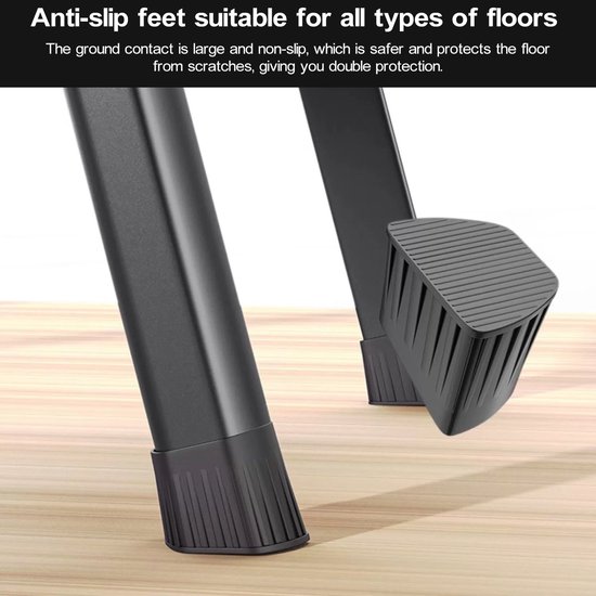 Close-up van de zwarte, antislipvoeten van een ladder op een houten ondergrond.
