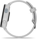Zijaanzicht van Garmin Forerunner 165 smartwatch met wit bandje en 'RUN' knop.