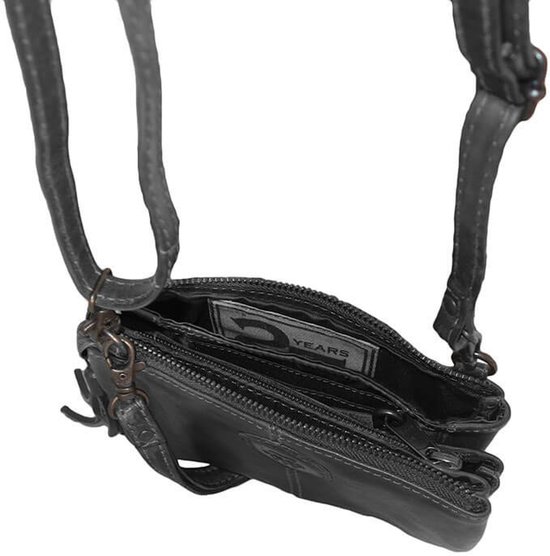 Open zwarte leren clutch met binnenvak en label