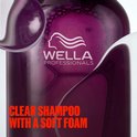 Paarse fles Wella Professionals Ultimate Color shampoo met zacht schuim.