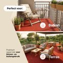 Rode kunstgras op een balkon met stoel en tafel, en op een terras met loungebank.