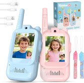 Blauwe en roze walkie talkies naast elkaar. Beide schermen tonen kinderen. Inclusief USB-kabels en polsbandjes.