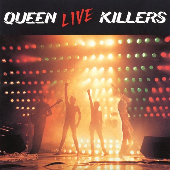 Albumhoes van Queen Live Killers met bandleden op podium met verlichting.