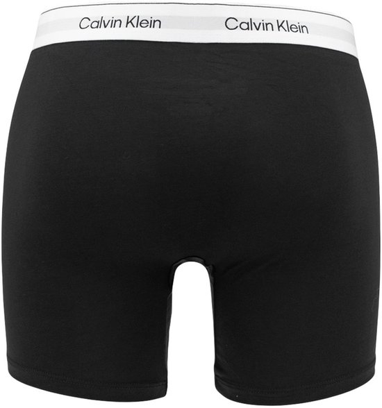 Zwarte Calvin Klein boxers met witte tailleband, nadruk op de band.