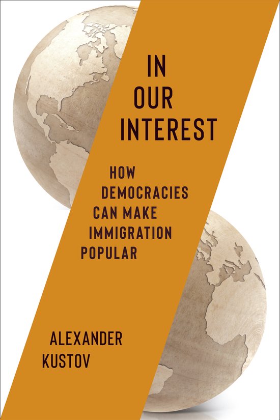 Livre 'In Our Interest' avec le sous-titre 'How Democracies Can Make Immigration Popular' par Alexander Kustov. Deux globes au premier plan.