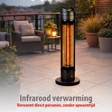 Zwarte staande infrarood heater op een terras met zitjes. Tekst: 'Infrarood verwarming', 'Verwarmt direct personen, zonder opwarmtijd'.