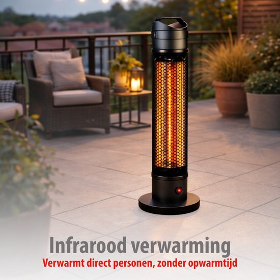 Zwarte staande infrarood heater op een terras met zitjes. Tekst: 'Infrarood verwarming', 'Verwarmt direct personen, zonder opwarmtijd'.