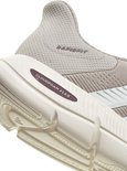 Detail van de zijkant van een lichtgrijze Adidas sneaker met 'RAPIDFIT' en 'CLOUDFOAM FLEX' opdruk.