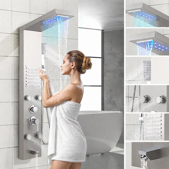 Douchepaneel van geborsteld metaal met waterval douchekop met LED-verlichting en een vrouw onder de douche.