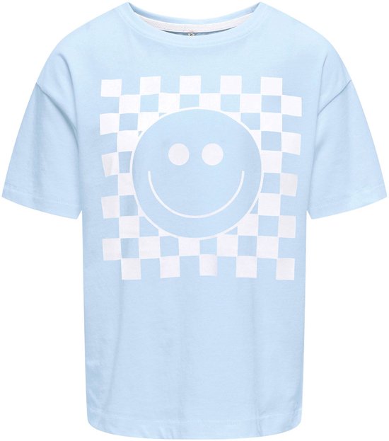 Lichtblauwe T-shirt met een witte ruitpatroon en lachend gezichtje erop.
