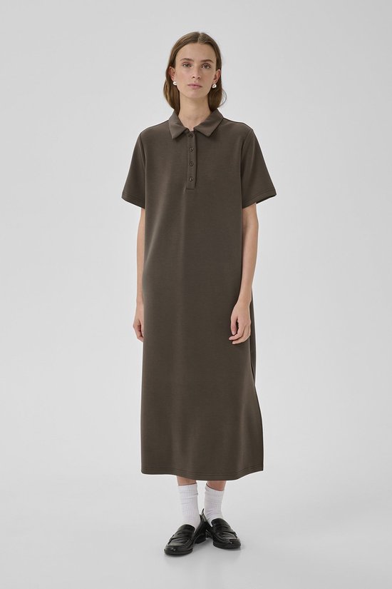 Mannequin portant une longue robe polo marron à manches courtes et fente latérale.