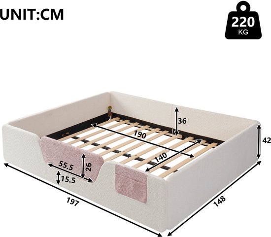 Bedframe van lichtbeige teddy stof met houten lattenbodem en afmetingen.