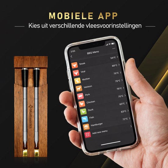 Twee zilverkleurige vleesthermometers in een houten kistje, naast een smartphone met BBQ-menu.