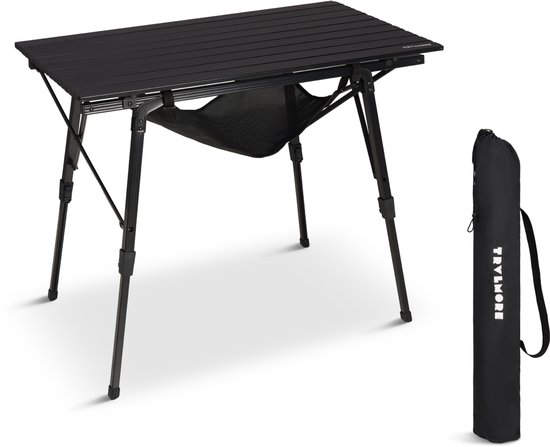 Zwarte opvouwbare campingtafel met onderstel en draagtas, op een witte achtergrond.