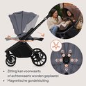 Grijze kinderwagen met verstelbare zitting en magnetische sluiting, met moeder en baby.