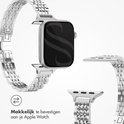 Een zilverkleurig stalen schakelbandje voor Apple Watch, met de tekst 'Makkelijk te bevestigen aan je Apple Watch'.