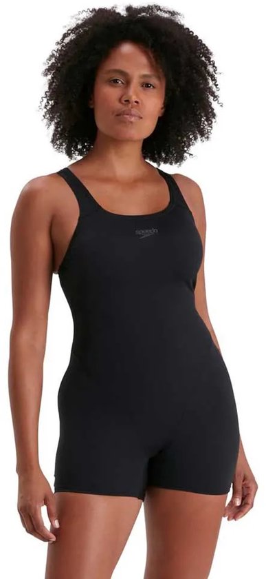 Vrouw in een zwart Speedo sportbadpak met korte broek, van voren gezien.