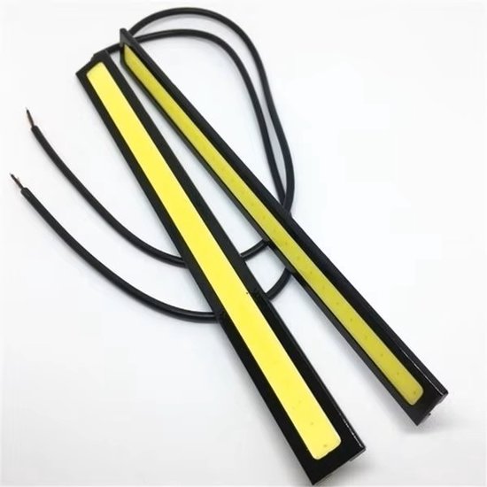 Twee zwarte COB LED-strips met gele lichtstrip en draden, op witte achtergrond.
