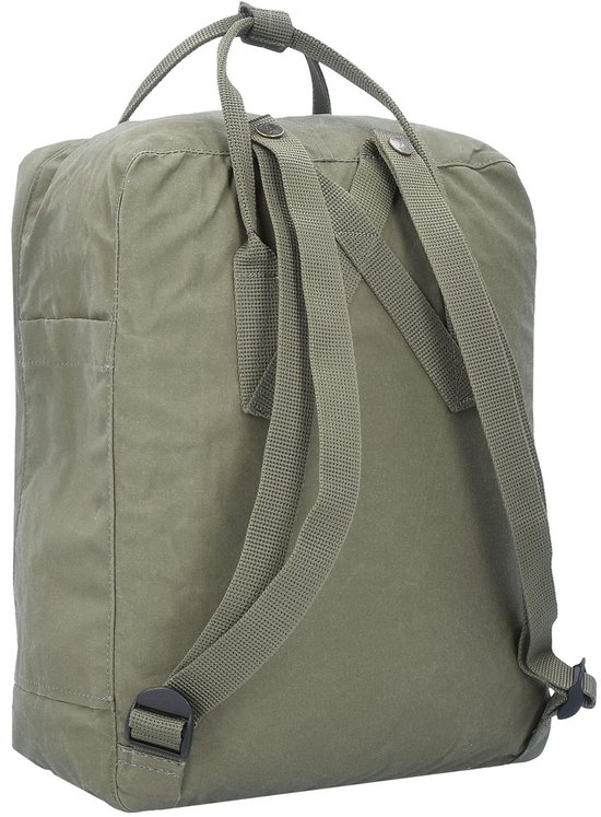 Achterkant van een groene Fjallraven Kanken rugzak met schouderbanden.