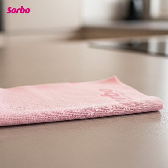 Roze Sorbo microvezeldoek op een aanrecht.