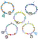 Vijf zelfgemaakte Bluey-armbanden met gekleurde kralen, bedels en kwastjes.