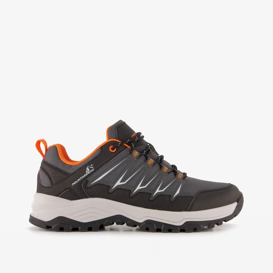 Grijze en zwarte wandelschoen met oranje details, witte accenten en robuuste zool.