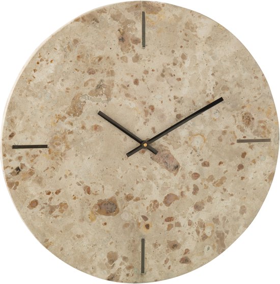 Ronde beige marmeren klok met zwarte wijzers en streepjes als uren, tegen een witte achtergrond.