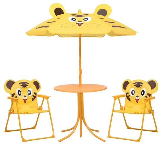 Gele kindertafel met parasol en twee stoelen, met tijgerprint. Zonder kinderen.