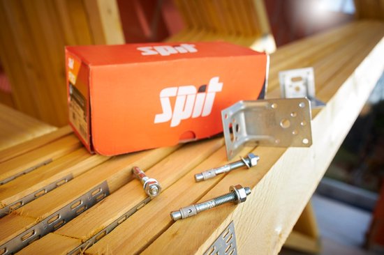 Oranje doos Spit op houten balken met metalen ankers en beugels.