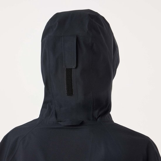 Arrière d'une femme portant un manteau noir à capuche, détail du cou.