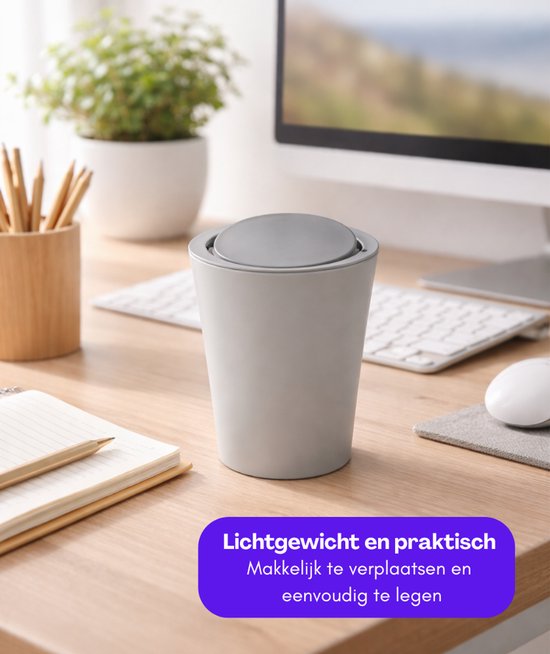 Grijze miniprullenbak met deksel op een bureau, met toetsenbord en computer. Tekst: 'Lichtgewicht en praktisch. Makkelijk te verplaatsen en eenvoudig te legen'.