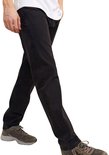 Man in Jack & Jones zwarte jeans en grijze sneakers