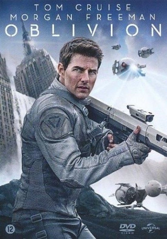 Tom Cruise in grijs pak met wapen in de film Oblivion.