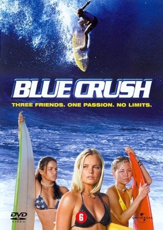 Dvd-hoes van Blue Crush met drie vriendinnen op het strand met surfplanken. Inclusief tekst: "BLUE CRUSH", "THREE FRIENDS. ONE PASSION. NO LIMITS."