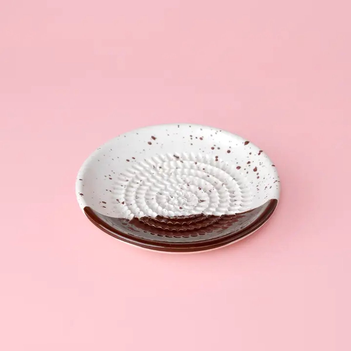Rasp Bordje Choco Dip - Bruin- Spetters - Stippen - Rasp Schaaltje - Knoflook Rasp - Gember Rasp -Chocolade - Kookliefhebber - Amber Blokjes - Fairtrade - Handmade - Keramisch - Raspen - Schaven - Vegan - Vintage